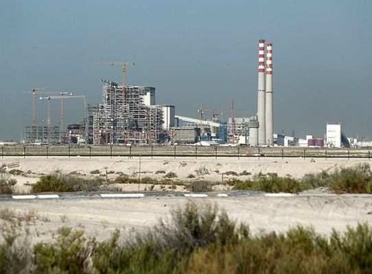 Sonnenverwöhnt und reich an Öl – Dubai setzt auf zuverlässige Kohlekraft