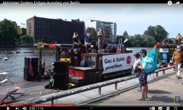 Sommerliche Bootstour mit Atemmaske: „Fridays for Future“ streikt auf der Spree